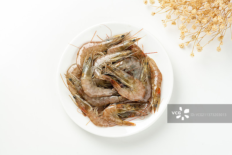 一盘新鲜的河虾特写白色背景图片素材