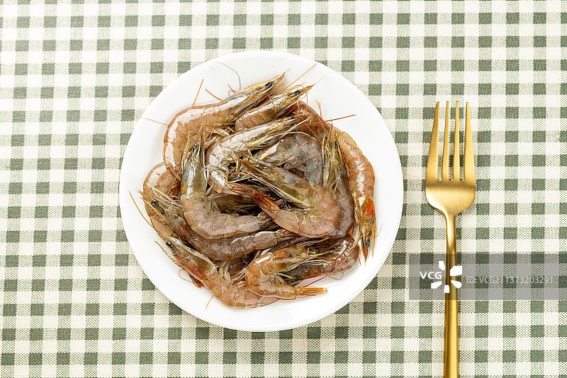 一盘新鲜的河虾特写格子桌布图片素材