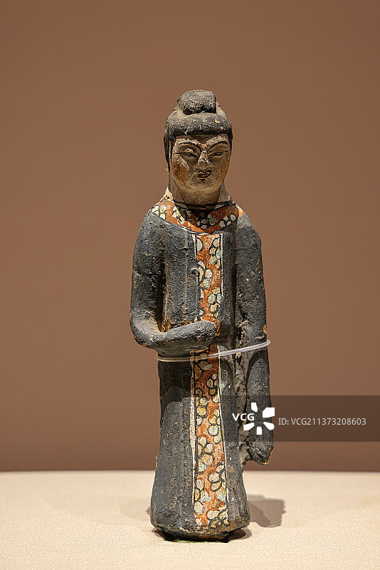 吐鲁番博物馆：唐 彩绘男立俑 1986年吐鲁番阿斯塔那墓地出土图片素材