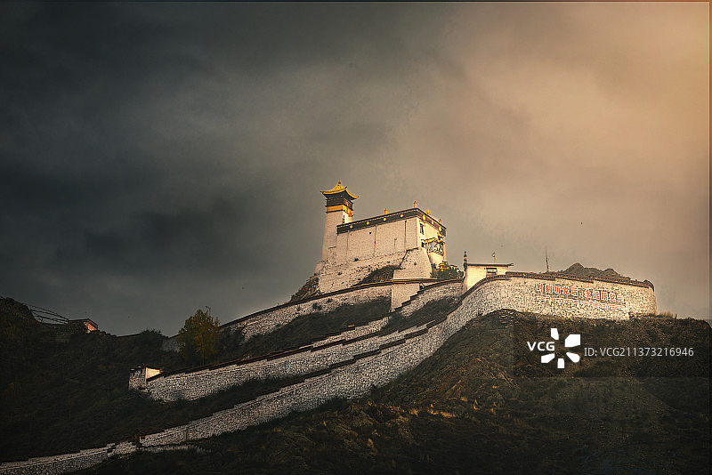 山崖上的宫殿雍布拉康图片素材