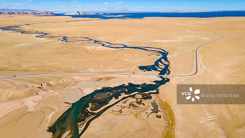 西藏那曲羌塘草原上的317国道，远处色林措图片素材