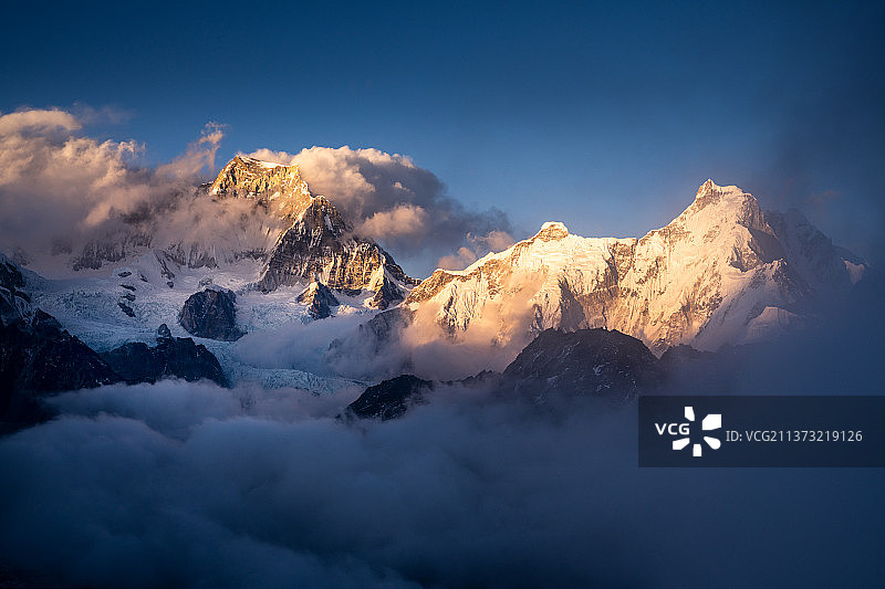 西藏格重康峰图片素材