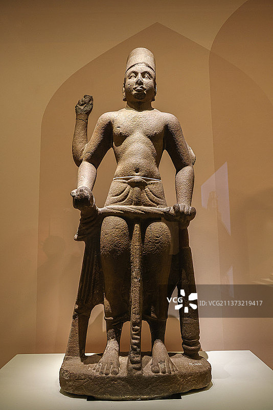 柬埔寨国家博物馆：石雕毗湿奴立像（前吴哥时期 公元550 - 600年）图片素材