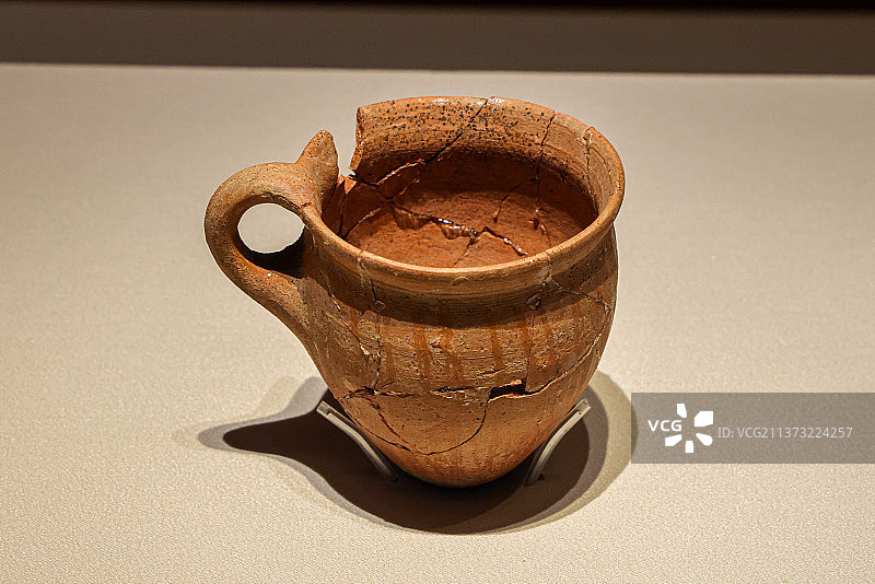 黎巴嫩文物局：单耳红陶杯（公元前 BC2500 ）图片素材