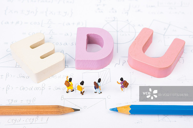 微缩景观EDU教育单词小学生站在练习题上图片素材