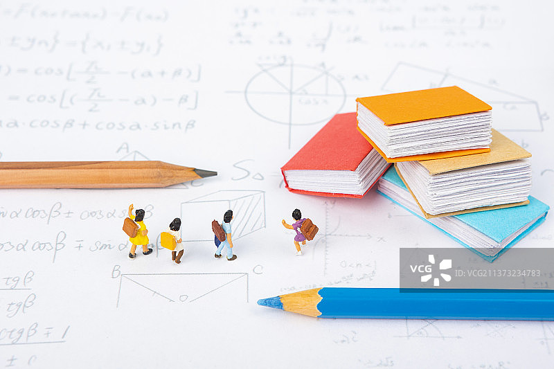 微缩景观小学生站在书本下的练习题上图片素材
