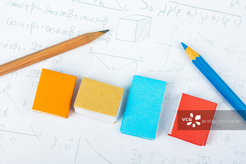 练习题上的书本和铅笔图片素材
