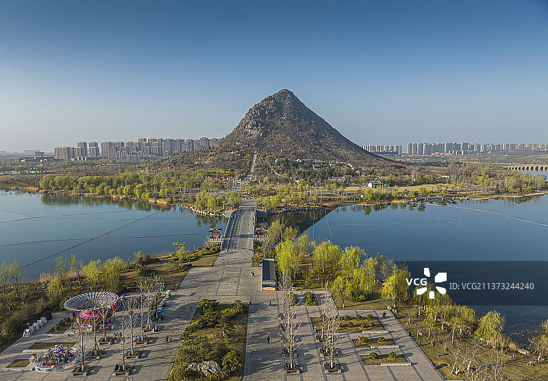 航拍济南华山风景区正面图春季水平画幅图片素材
