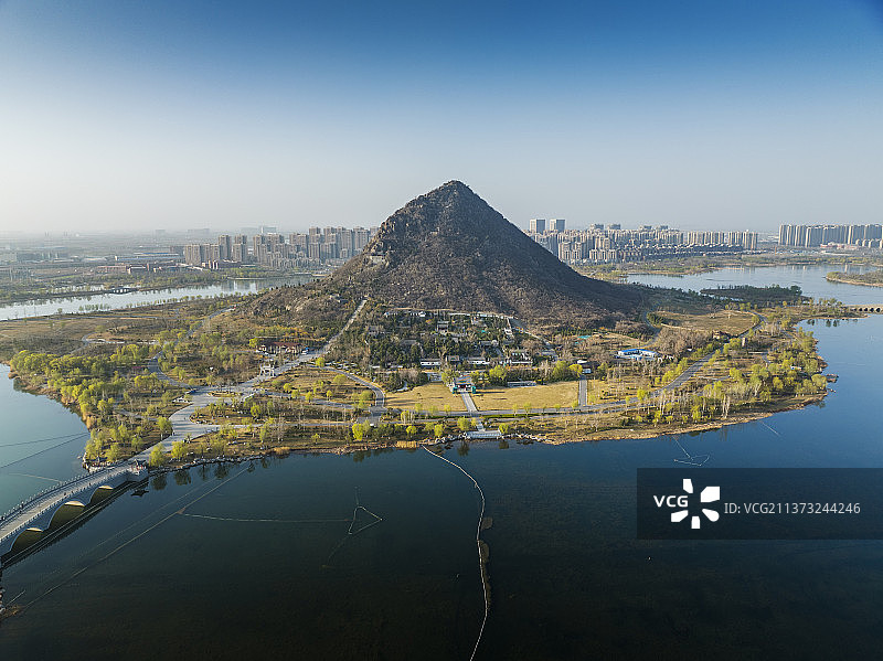 航拍济南华山风景区正面图春季水平画幅图片素材
