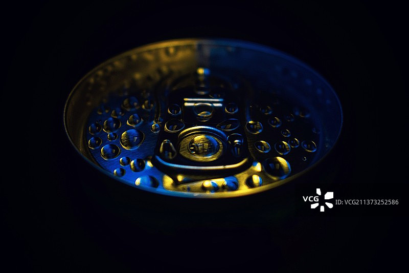 黑色背景上罐头盒的水滴特写图片素材