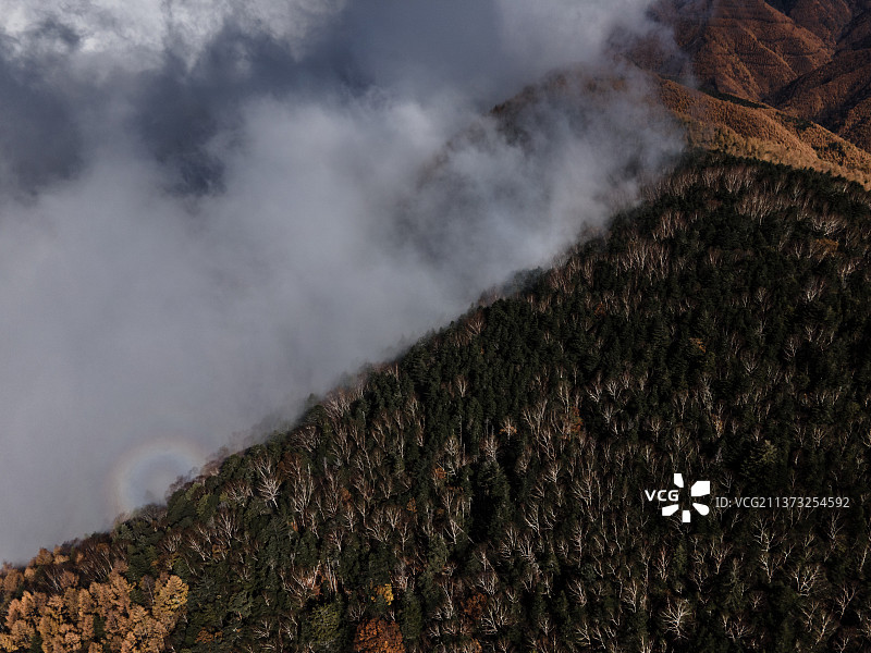 仰望天空下的山脊图片素材
