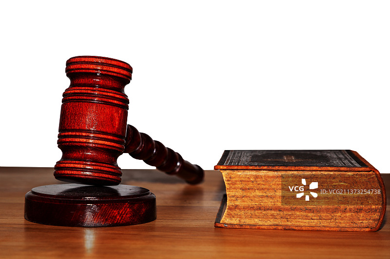 法官 gavel 和木制背景上的法律书籍图片素材