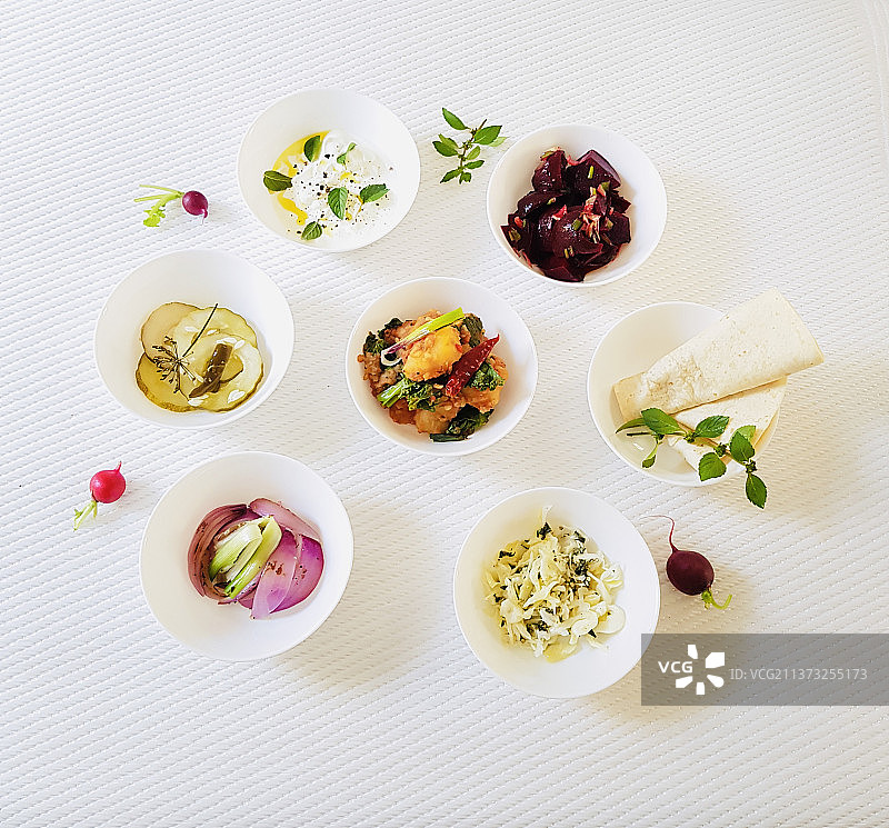 俯视拍摄：桌上盘中的食物，法国图片素材