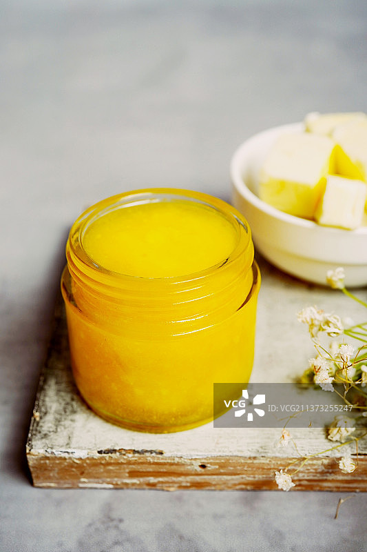 罐中黄色酥油和花朵特写，西切斯特，宾夕法尼亚州，美国图片素材