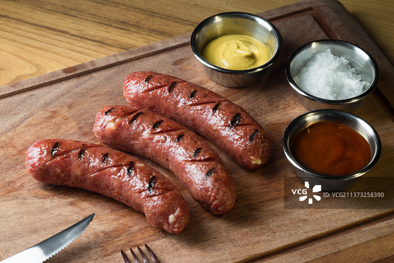 砧板上配调味品的香肠俯视图图片素材