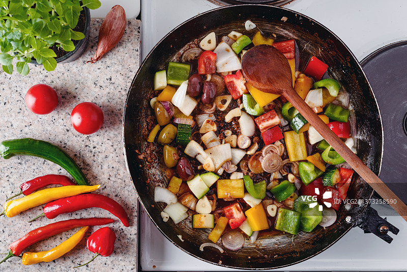 乡村平底锅中煎炸的混合新鲜蔬菜图片素材