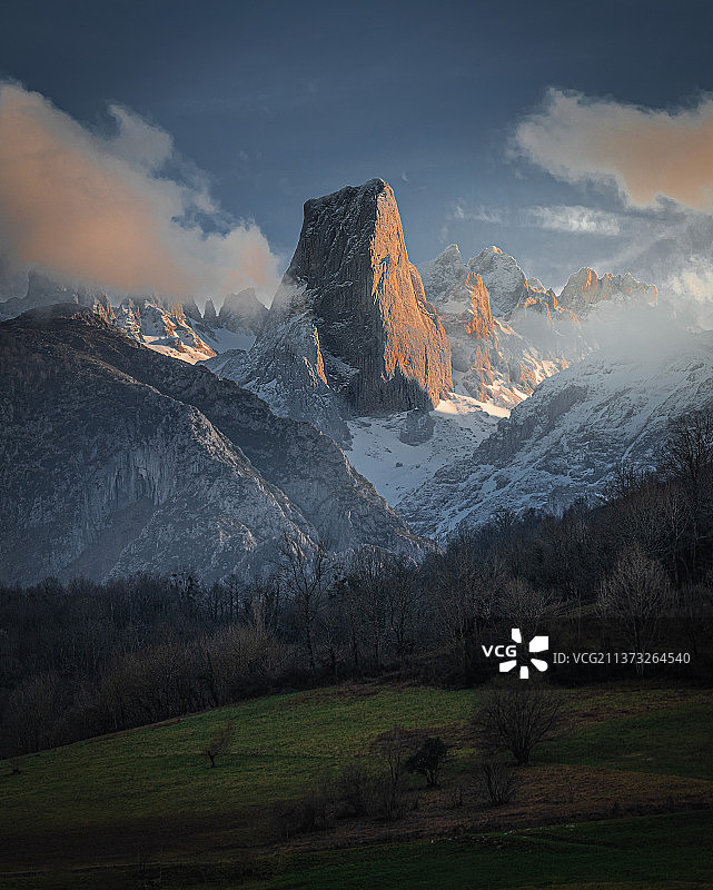 欧洲之峰日落：西班牙马德里雪山风光图片素材