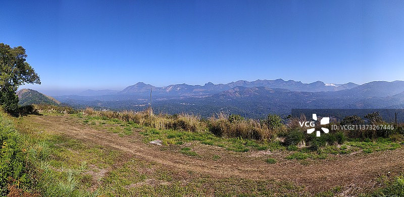 印度喀拉拉邦伊杜基镇的蓝天下的风景图片素材
