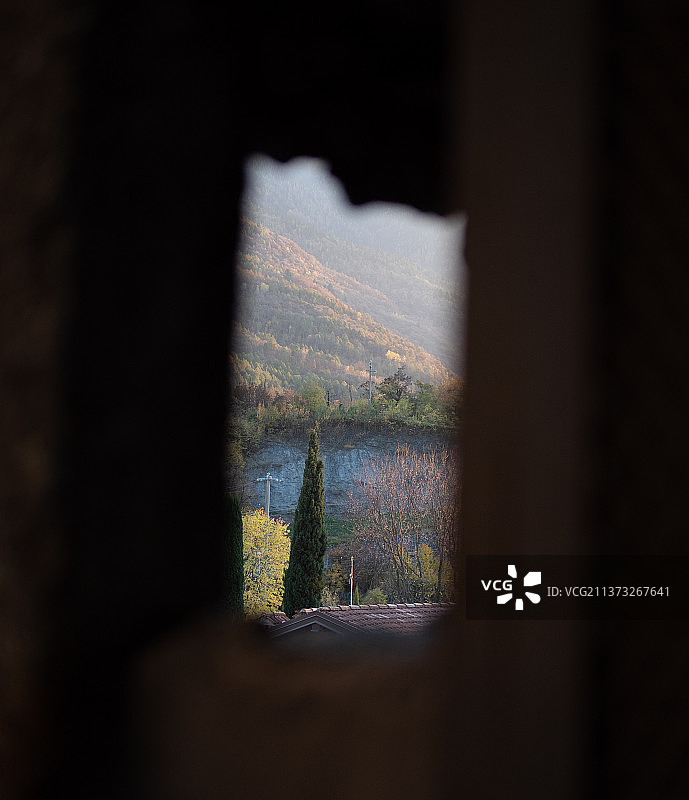 透过窗户看到的窗户特写，意大利布雷西亚比耶诺图片素材