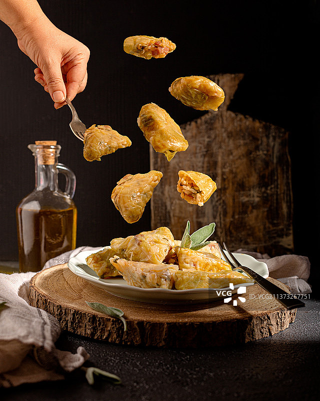 悬浮的卷心菜卷从盘中飞出图片素材