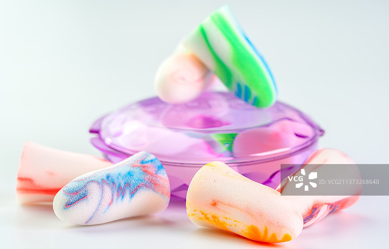 白色背景上不同颜色的耳塞图片素材