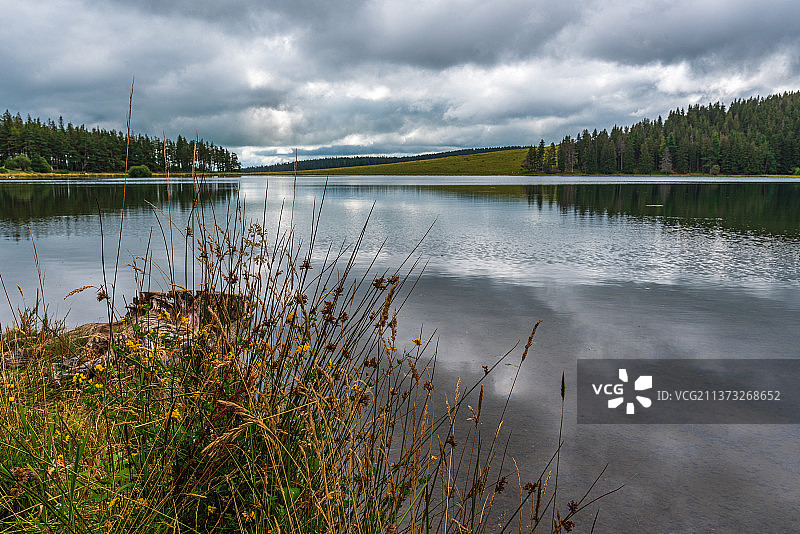 塞尔维耶湖，法国奥尔西瓦尔的湖光山色图片素材