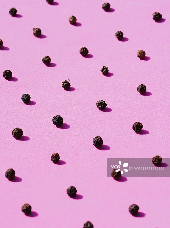 粉色背景下的黑胡椒，印度泰米尔纳德邦金奈图片素材