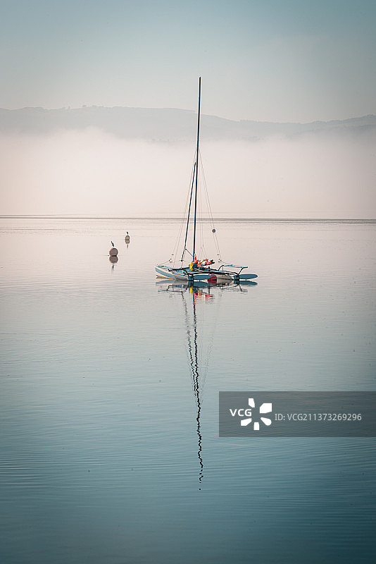 西班牙海上的船只图片素材