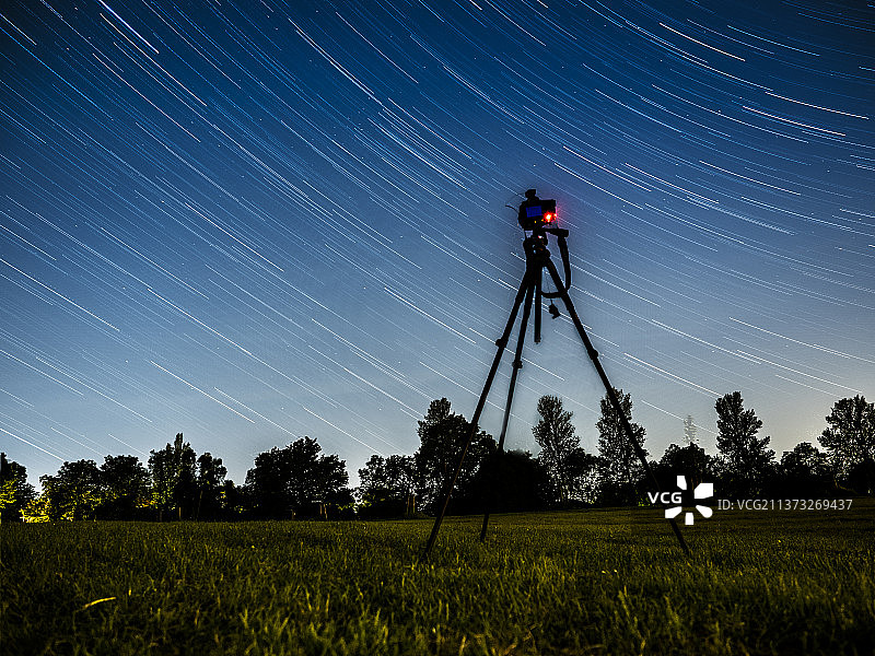 夜间绿地星迹延时摄影，哈罗山上哈罗，英国图片素材