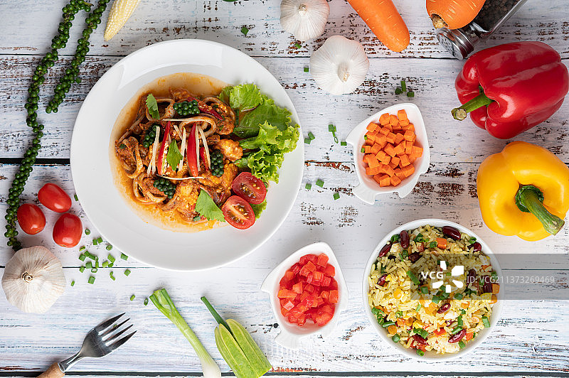 白盘咖喱酱炒鱿鱼图片素材