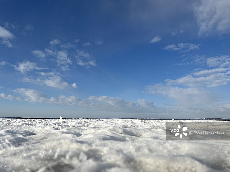 在门多塔湖上：美国威斯康星州麦迪逊市的壮丽云景图片素材