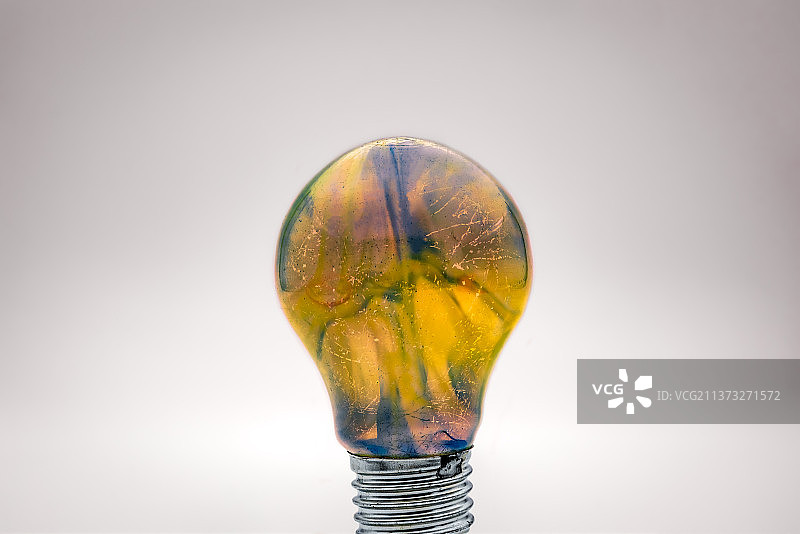 白色背景下的灯泡特写图片素材