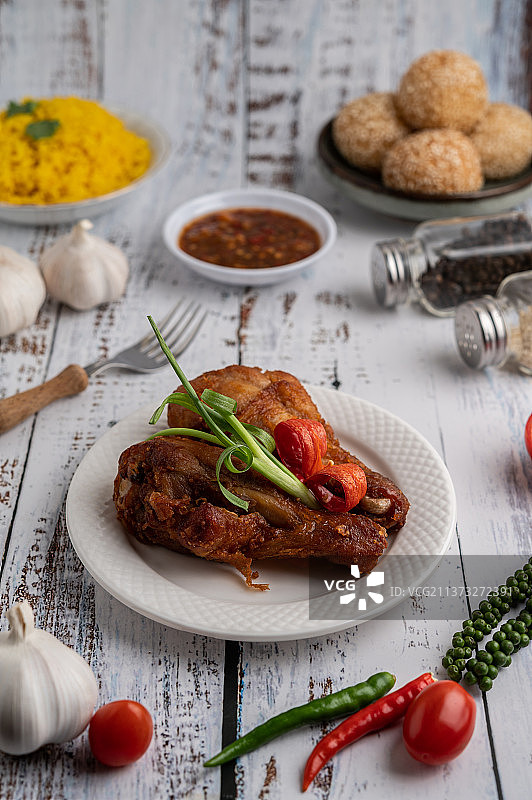 炸鸡、叉子和辣椒酱图片素材