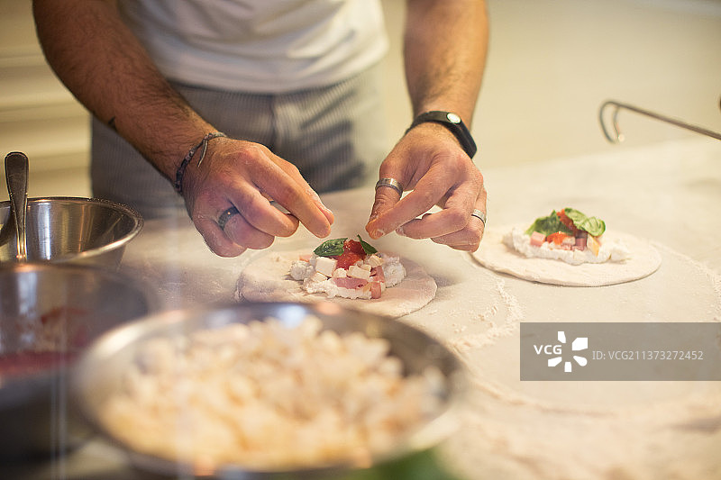 厨师准备披萨，男子在意大利罗马准备食物的局部图片素材
