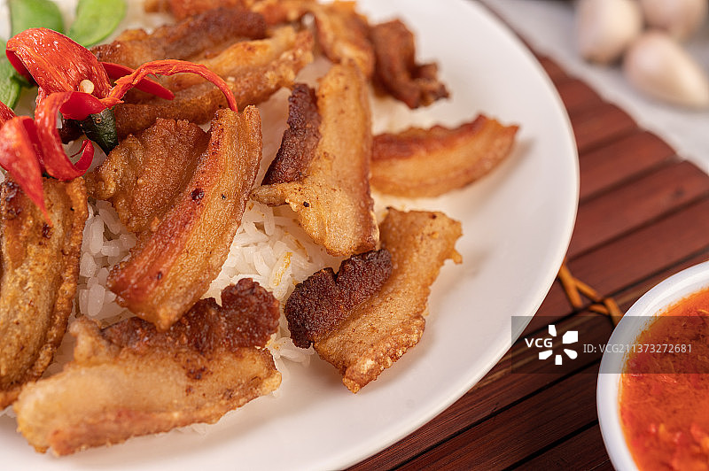 米饭上的煎猪肉图片素材