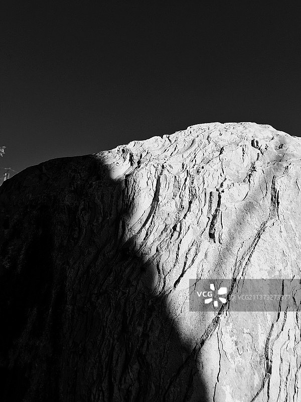 晴空下的山峰低角度景观图片素材