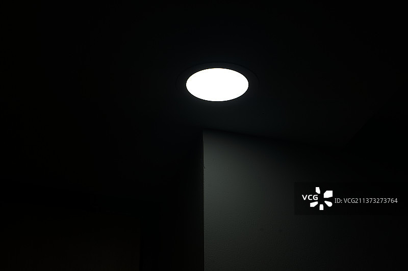 越南暗室中低角度照明灯泡图片素材