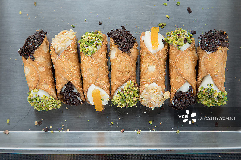 装满意式奶酪卷的托盘，餐桌上的寿司（意大利罗马，高角度）图片素材