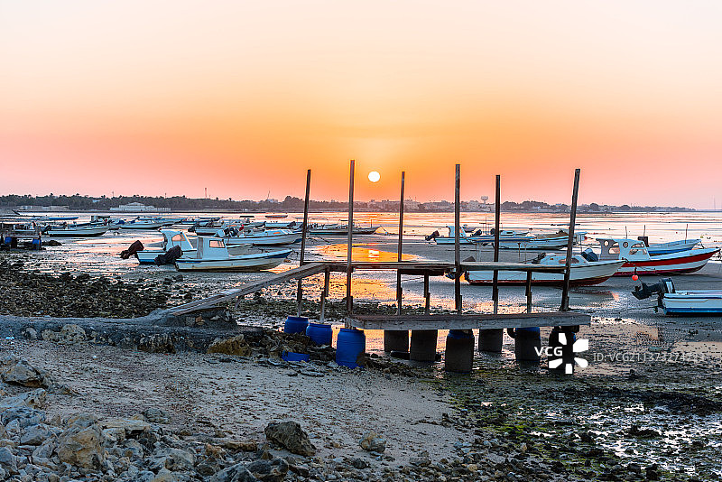 巴林日落：海天一色的壮丽景色图片素材