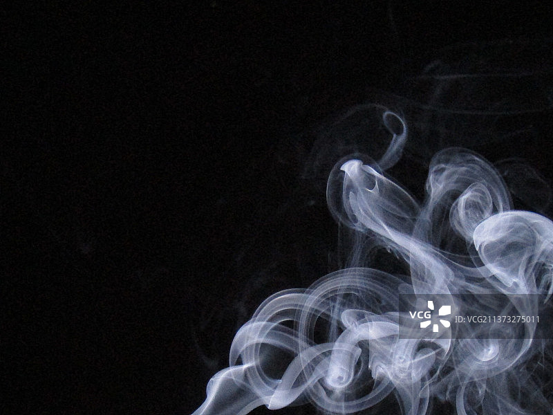黑色背景下的烟雾特写图片素材