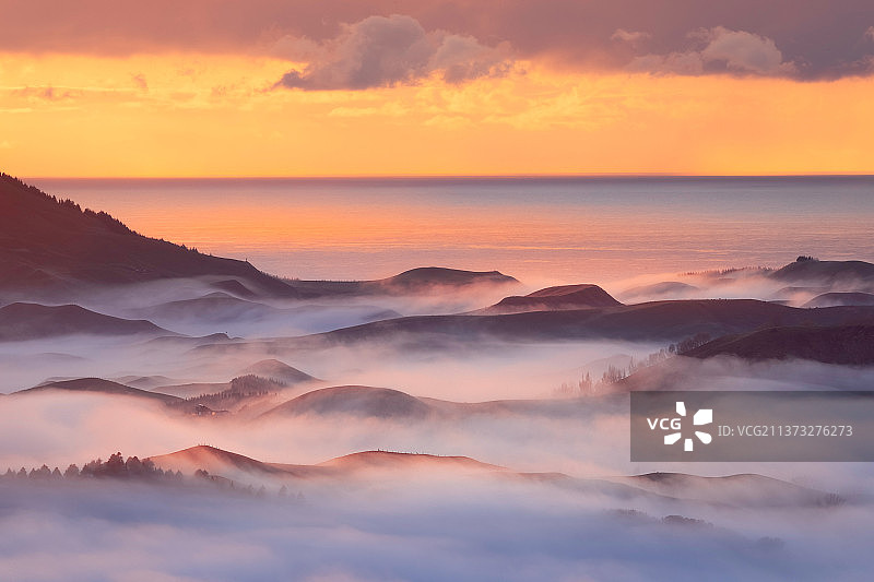 新西兰薄雾笼罩的陆地到海景美丽日出图片素材