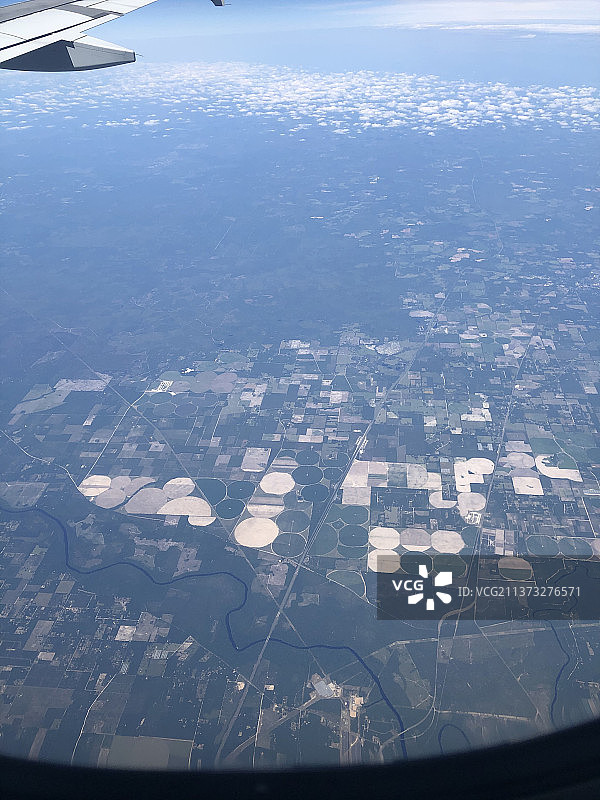 乔治亚州库克县飞机舷窗视角下的陆地和海洋航拍景观图片素材