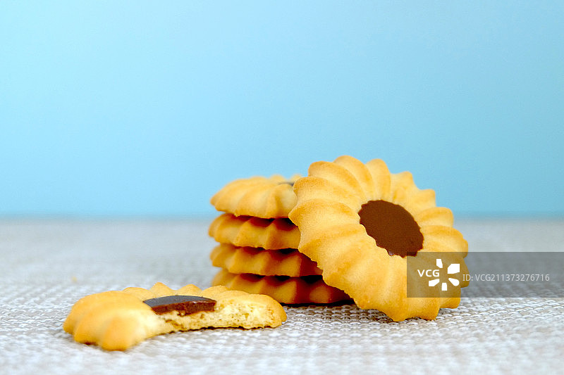 桌上的一组曲奇，香草味和巧克力味，泰国图片素材