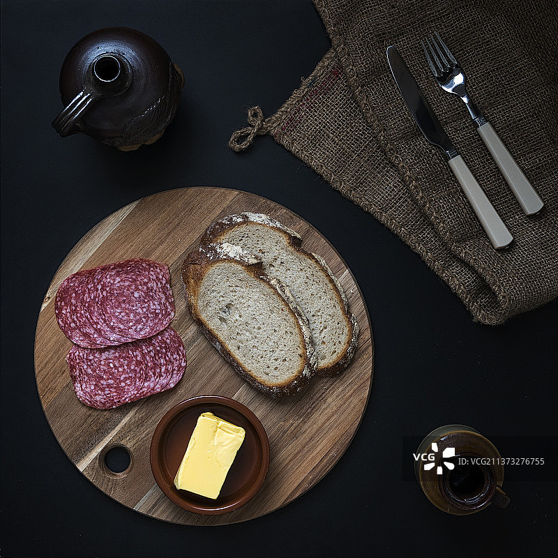 英国科尔切斯特桌子上放着肉和刀的面包图片素材