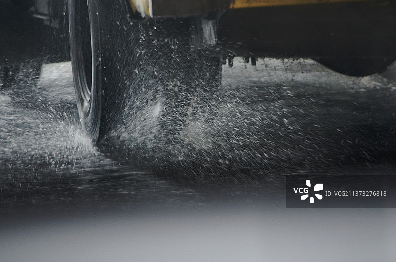 雨天湿滑路面上行驶的卡车车轮图片素材