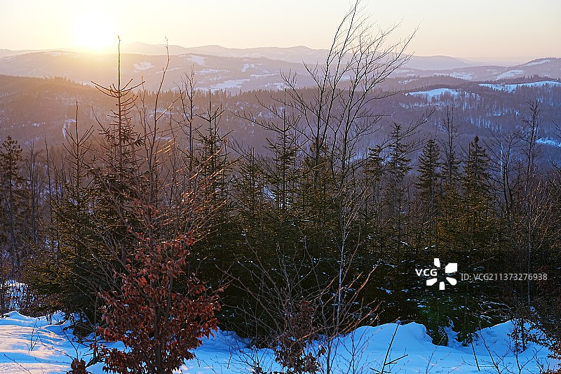 波兰西里西亚贝斯基德山Bialy Krzyz日落。图片素材