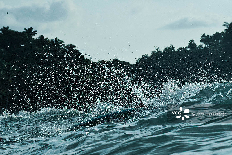 太平洋，海中水花飞溅的特写图片素材