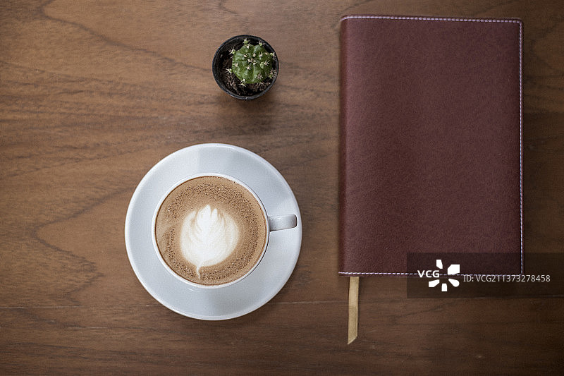 桌子上放着日记本和咖啡的俯视图图片素材