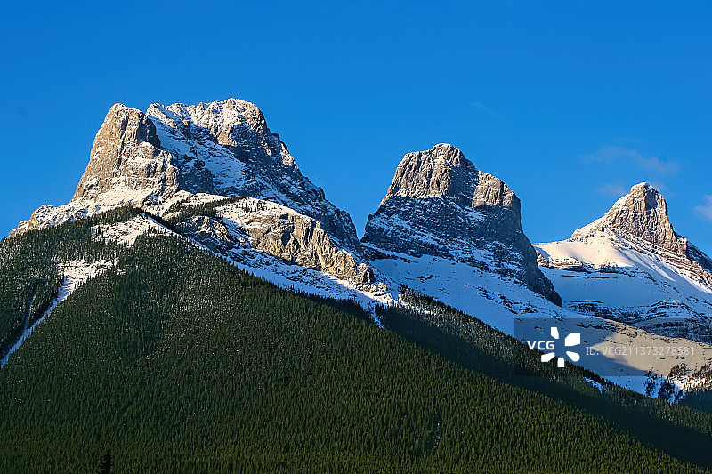 坎莫尔三姐妹峰，雪山蓝天景色图片素材