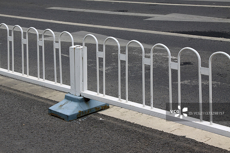 北京市朝阳路口道路隔离栏杆图片素材